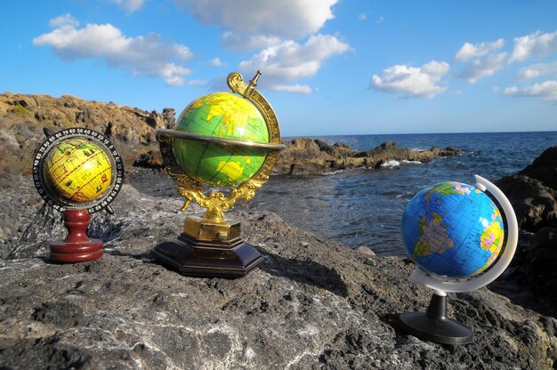 Древние винтажные глобусы планеты Земля у Атлантического океана