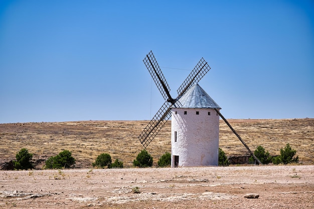 Photo ancient windmill in campo de criptana spain defined in cervantes don quixote the giants