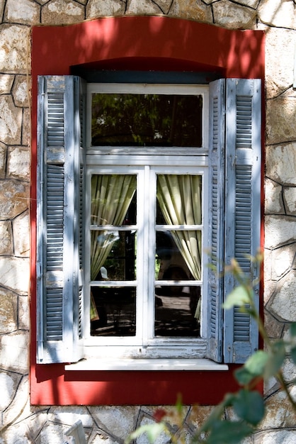 Фото Древнее окно в греции в солнечную погоду