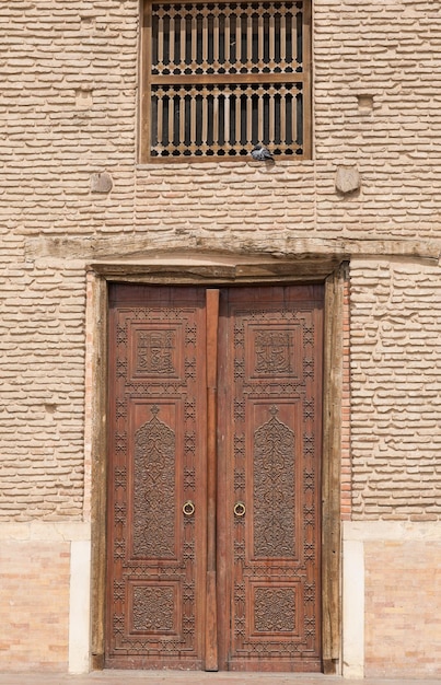 城の古代の木製のドア
