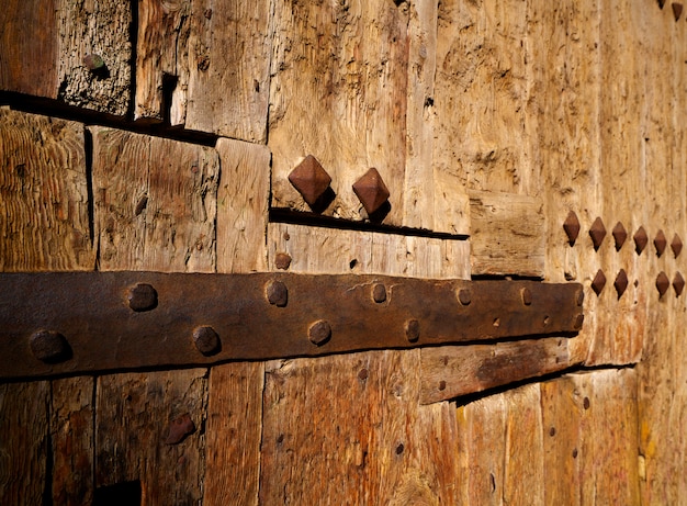 Древняя деревянная дверь в Валенсии Торрес де Серранос