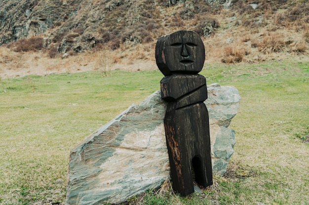 이교도 부족 숭배의 이교도 상징 동안 예배를 위한 고대 목조 조각상