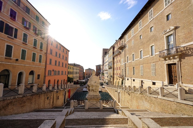 Вид на городской пейзаж Анконы из церкви Сан-Доменико со статуей папы Клементе XII на главной площади Анконы Марке Италия