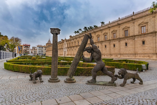 Andalusische gevel van het Parlement en Hercules-beeldhouwwerk