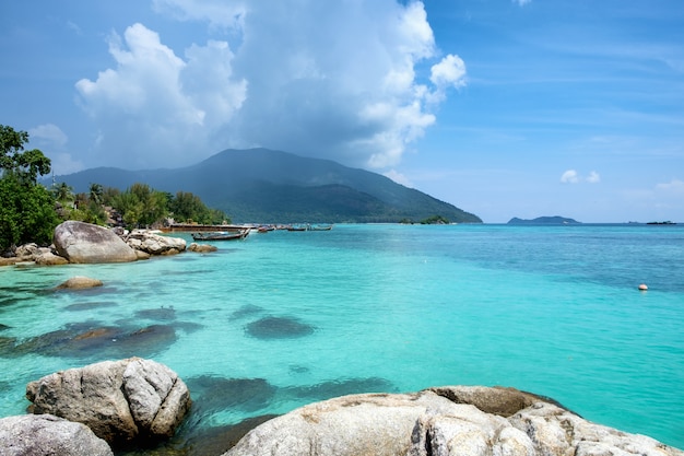 Photo andaman beautiful crystal sea with reef stone