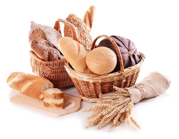 Ander brood in rieten manden geïsoleerd op wit