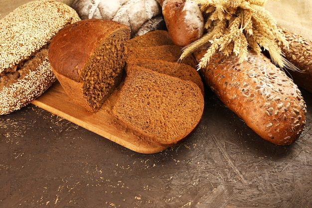 Ander brood met oren op houten tafel