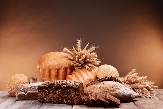 Ander brood op tafel op bruine achtergrond