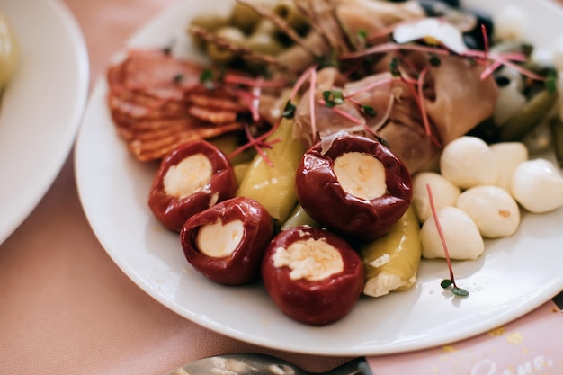 Ander eten op een bord op een vakantiefeest Tafelopstelling