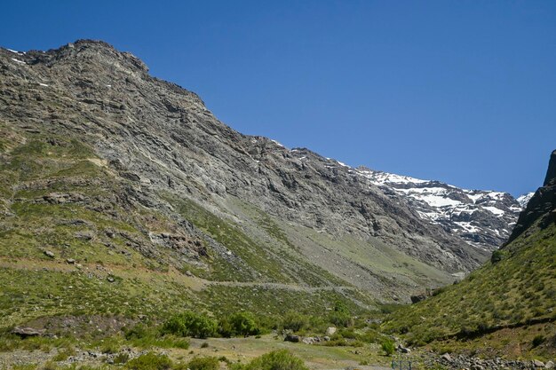 Foto montagna delle ande in estate con poca neve