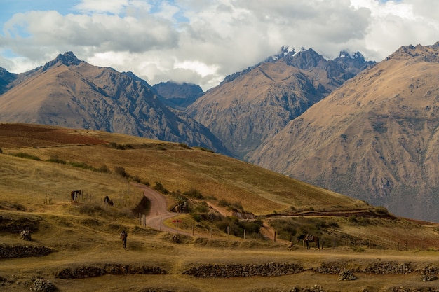 Andesgebergte in de buurt van het archeologische centrum van moray urubamba cuzco peru