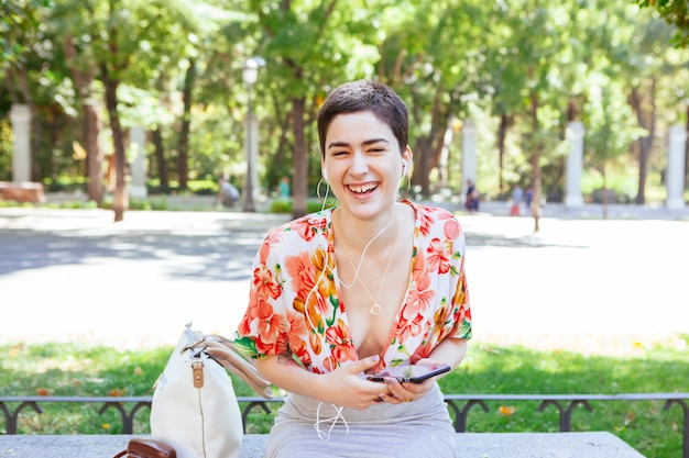 Androgyne vrouw lachen met behulp van technologie