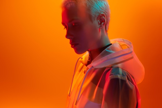 Androgyne vrouw onder fel neonlicht