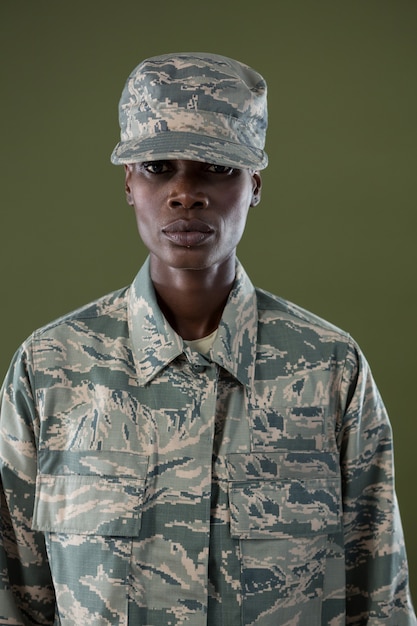 Photo androgynous man in camouflage uniform