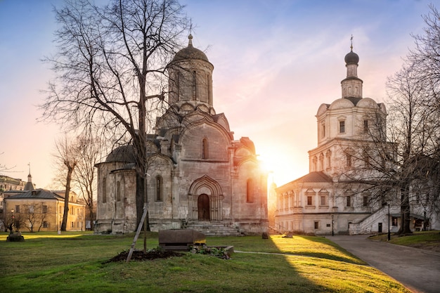 Andronikov klooster in Moskou in de stralen van de ondergaande zon