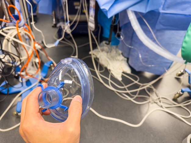 Foto la maschera per anestesia e il laringoscopio rappresentano cure controllate e interventi precisi nell'aria ospedaliera