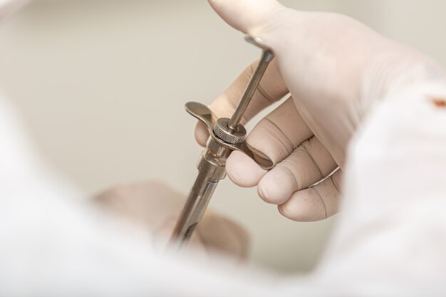 Foto siringa per anestesia estrazione del dente, anestesia, problemi con carie o gengive. assistenza sanitaria orale.