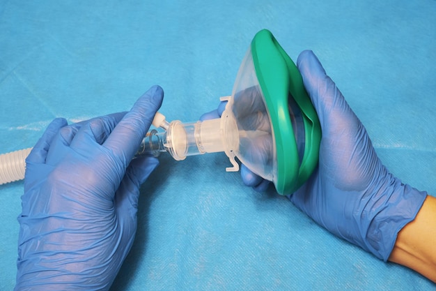 Anesthesie masker in de handen van een arts close-up