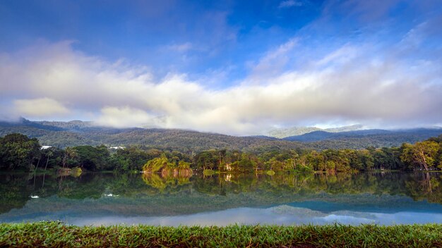 写真 朝チェンマイ タイで冬の季節の山を背景にアン ケオ湖の風景