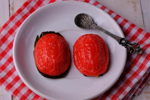 Фото Анг ку куэ, также известный как пирог с красной черепахой, представляет собой маленькое круглое или овальное китайское печенье. куэ ку