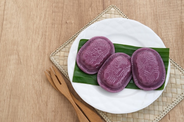 Ang Kue (Kue Ku) of Kue Thok, gestoomd Chinees gebakje van kleefrijstmeel met zoete mungboon