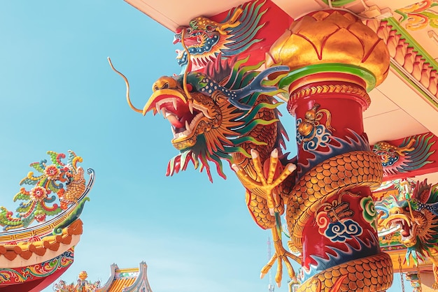 Ang Silla, Chonburi, Thailand - 14 januari 2023 Dragon-standbeeld is een prachtige Thaise en Chinese