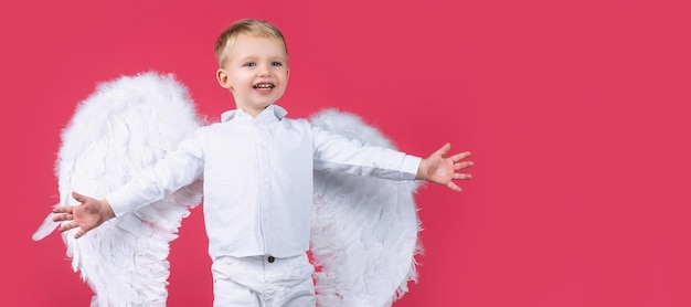 천사 아이 배너 격리 된 스튜디오 배경 천사 날개를 입고 행복 웃는 어린 소년