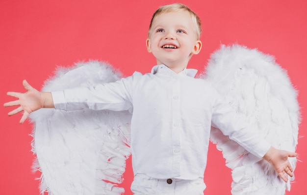 白い翼を持つかわいい子供を笑って笑っている天使の子供たちの男の子愛らしい子供キューピッドバレンタインダ