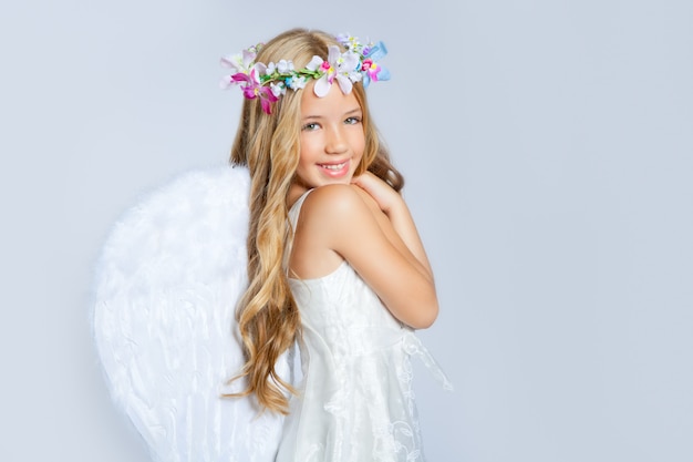 Angel girl kinderen zoete uitdrukking en witte vleugels