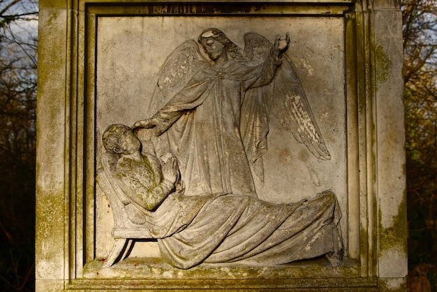 Foto angel e scultura maschile al cimitero di nunhead