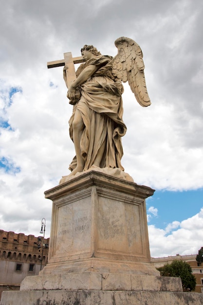 Angel Marble Statue houdt een kruis vast