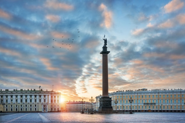 写真 初夏の朝、サンクトペテルブルクの宮殿広場にあるアレクサンドルの円柱の天使