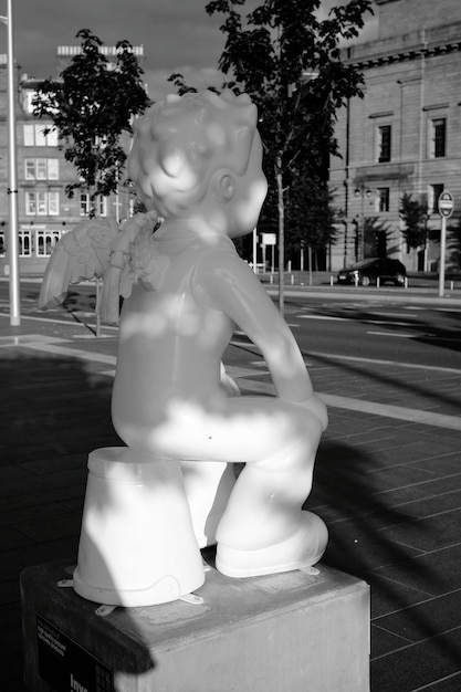 Foto statua di un angelo sul marciapiede