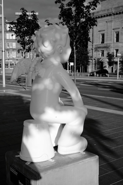 Photo angel statue on sidewalk