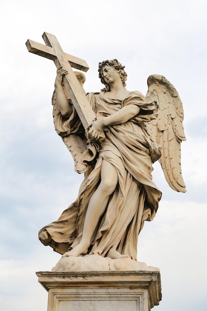 Angelo con la statua della croce nel ponte di adriano roma italia