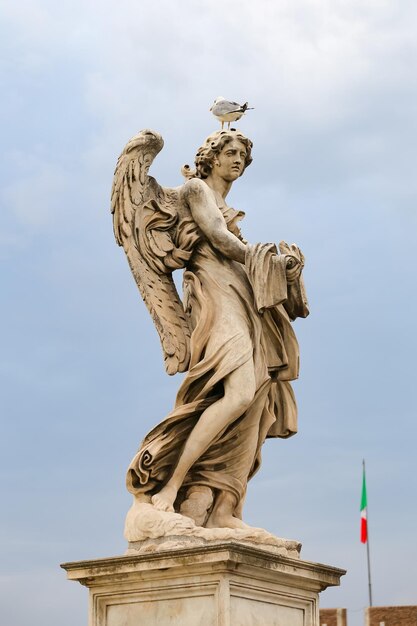 Angelo con la statua dell'abito e dei dadi nel ponte di adriano roma italia