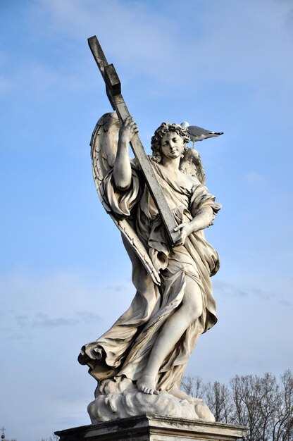 Фото Статуя ангела с крестом на мосту понте-сант-анджело в риме