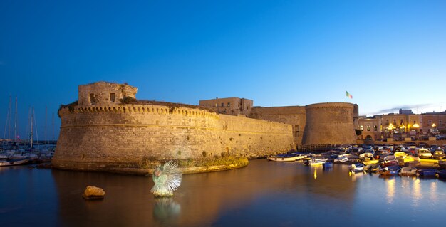 Angevinkasteel van Gallipoli &#39;s nachts in Salento, Italië