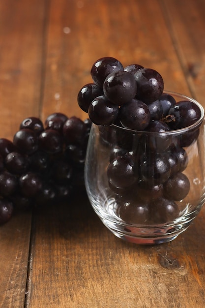 Photo anggur hitam or fresh black grapes