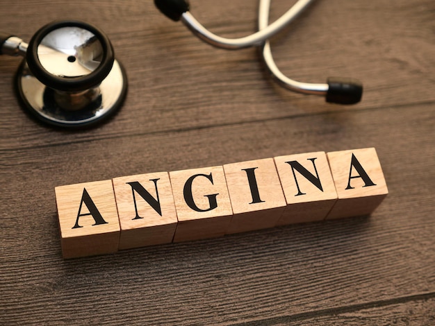 Foto angina testo parole tipografia scritta con lettere di legno salute e concetto medico