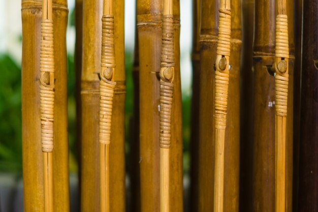 Foto angklung de traditionele muziekinstrumenten uit sundanese west java indonesië gemaakt van bamboe