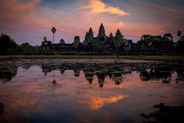 Angkor Wat is een enorm hindoeïstisch tempelcomplex in Cambodja