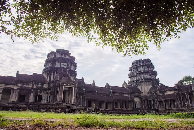 アンコールワットは、観光客に人気の古代のランドマークであり、東南アジアの崇拝の場所です。シェムリアップ、カンボジア。