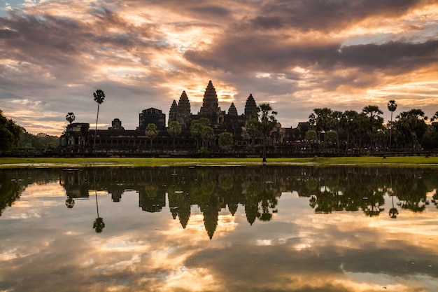 Angkor Wat-tempel bij dramatische zonsopgang die in water nadenkt