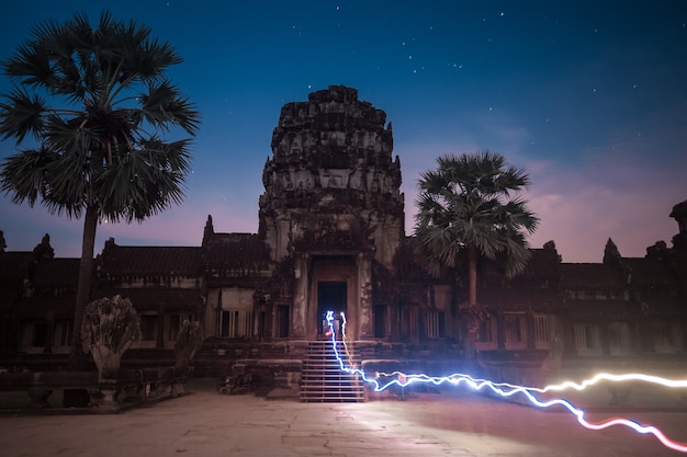 Angkor Wat-tempel in Cambodja 's nachts het grootste religieuze monument ter wereld en een wereld