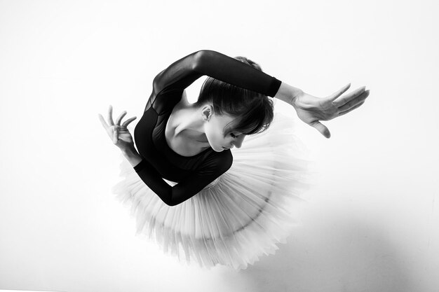 Foto un'angolazione dall'alto su una ballerina fino alla vita con le mani che mostrano una danza