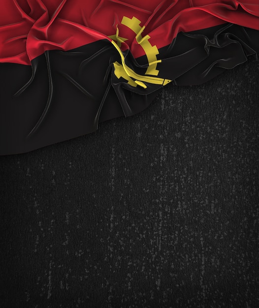 Angola bandiera vintage su una lavagna nera grunge con spazio per il testo