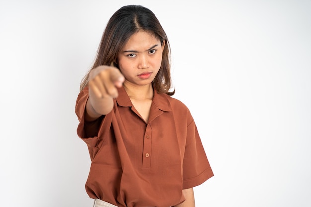 Donna asiatica arrabbiata con il dito che indica la macchina fotografica