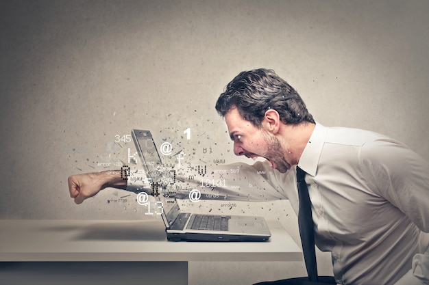 Photo angry businessman crushing his laptop