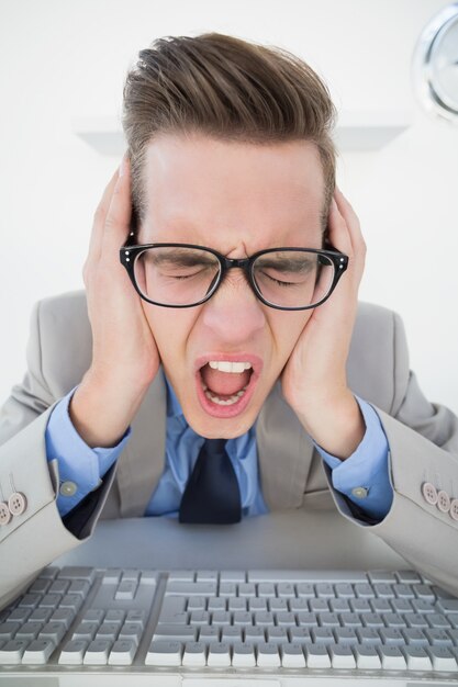 Photo angry businessman working on computer